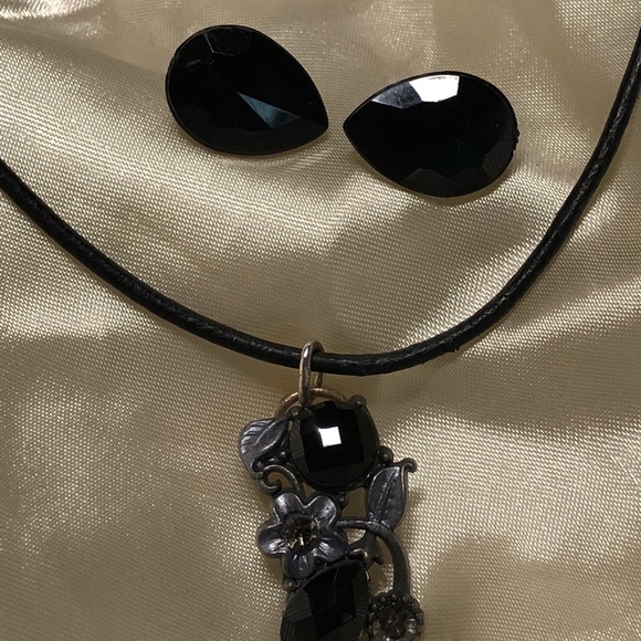 🆕Black pendant vintage look necklace & earrings - Picture 7 of 8